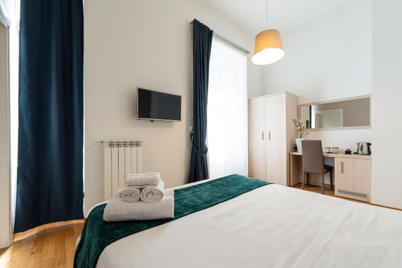 Double Room with Bath image 4