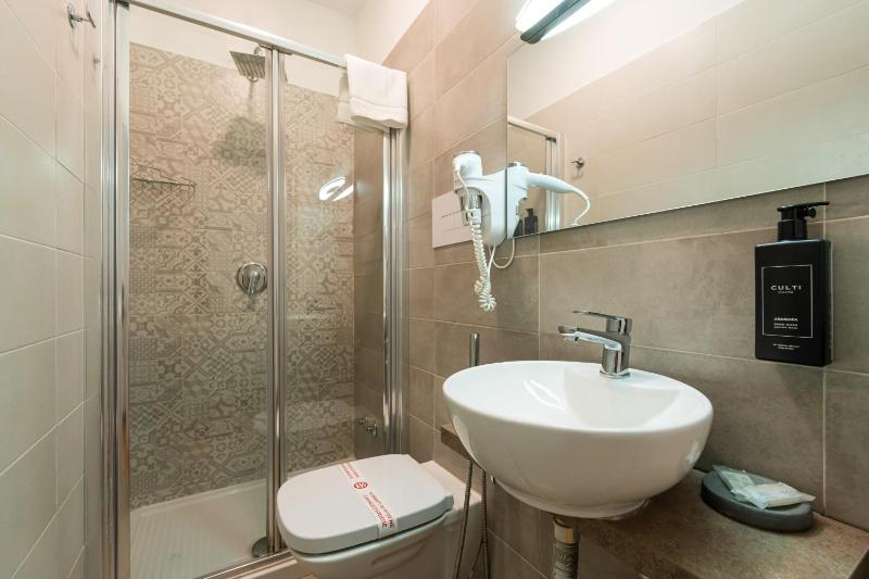 Single Room with Balcony image 4