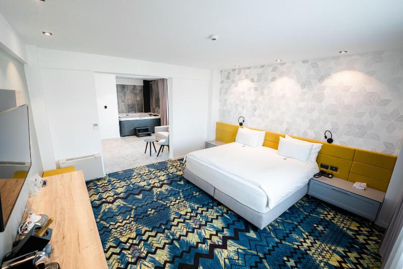 Presidential Suite (with jacuzzi & sauna) image 1