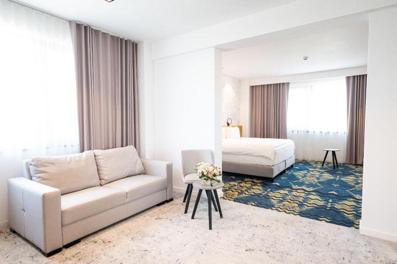 Presidential Suite (with jacuzzi & sauna) image 4