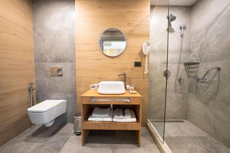 Presidential Suite (with jacuzzi & sauna) image 3