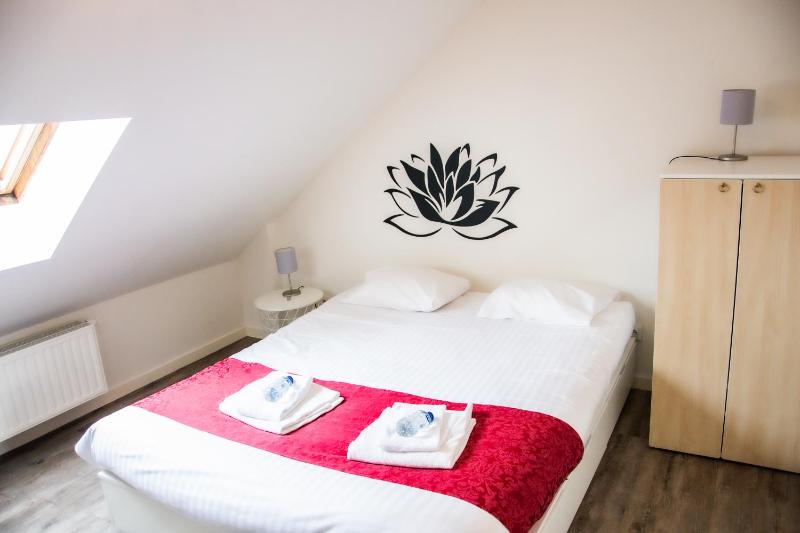 One-Bedroom Apartment image 2