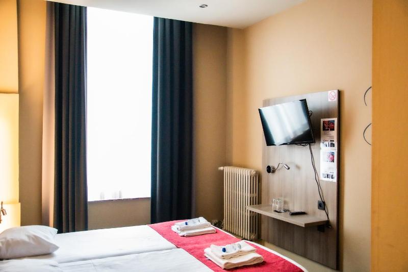 Budget Double Room image 3