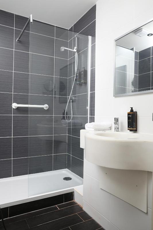 Standard Twin Room image 3