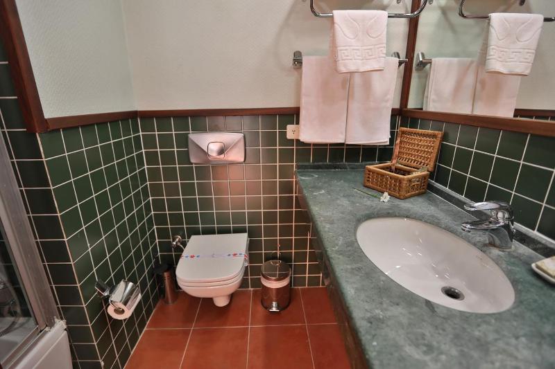 Standard Double or Twin Room with Sea View image 3