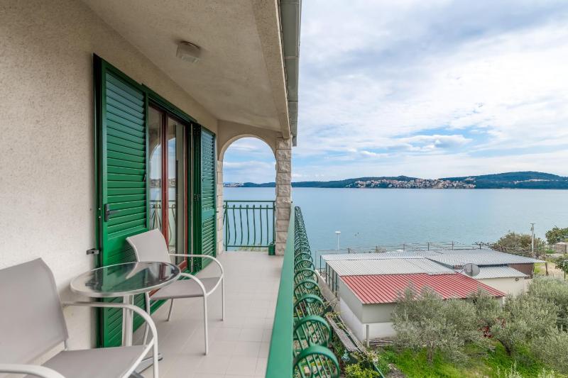 One-Bedroom Apartment with Balcony and Sea View image 2