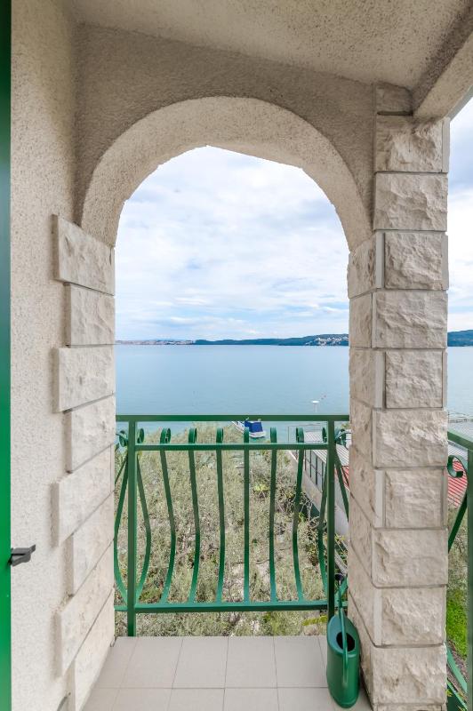 One-Bedroom Apartment with Balcony and Sea View image 3