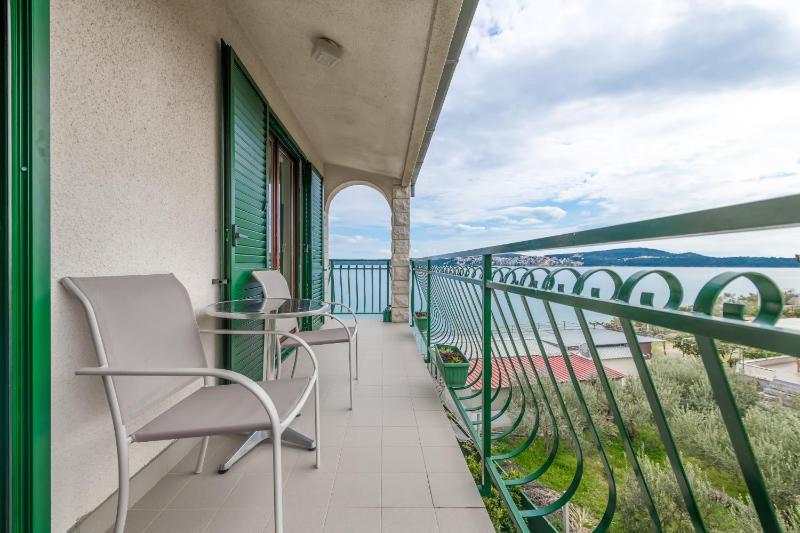 One-Bedroom Apartment with Balcony and Sea View image 4