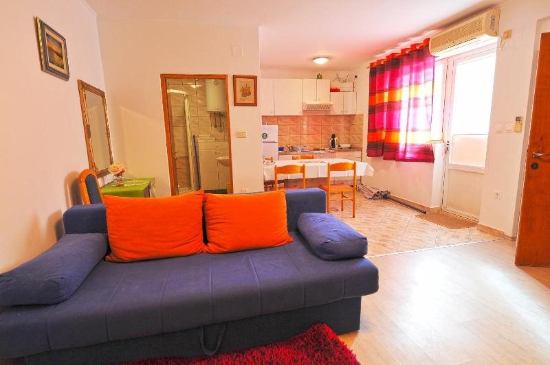 One-Bedroom Apartment with Terrace and Garden View image 1