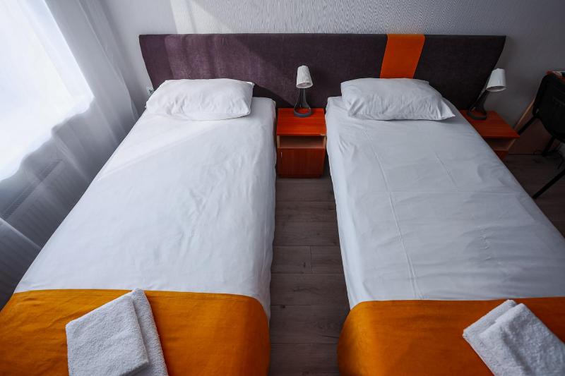 Small Twin Room image 2