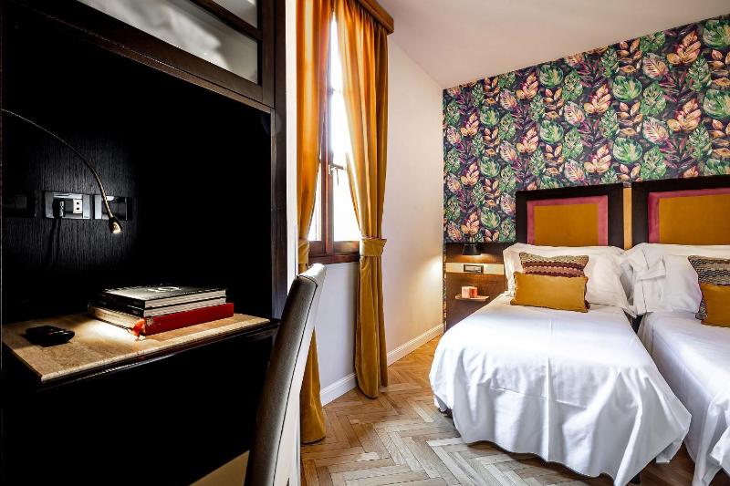 Standard Double Room with Courtyard View image 4