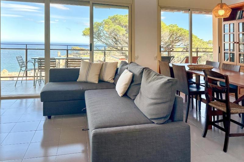 LETS HOLIDAYS Pool and sea views apartment with 1 parking space - image 4