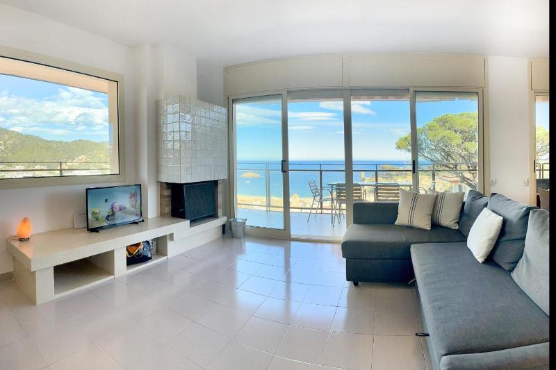 LETS HOLIDAYS Pool and sea views apartment with 1 parking space - image 29