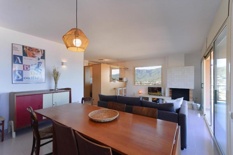 LETS HOLIDAYS Pool and sea views apartment with 1 parking space - image 5
