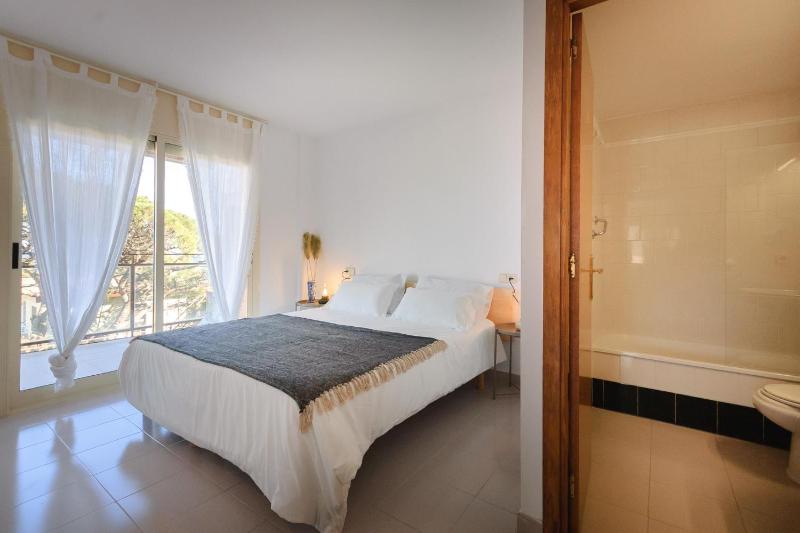 LETS HOLIDAYS Pool and sea views apartment with 1 parking space - image 26