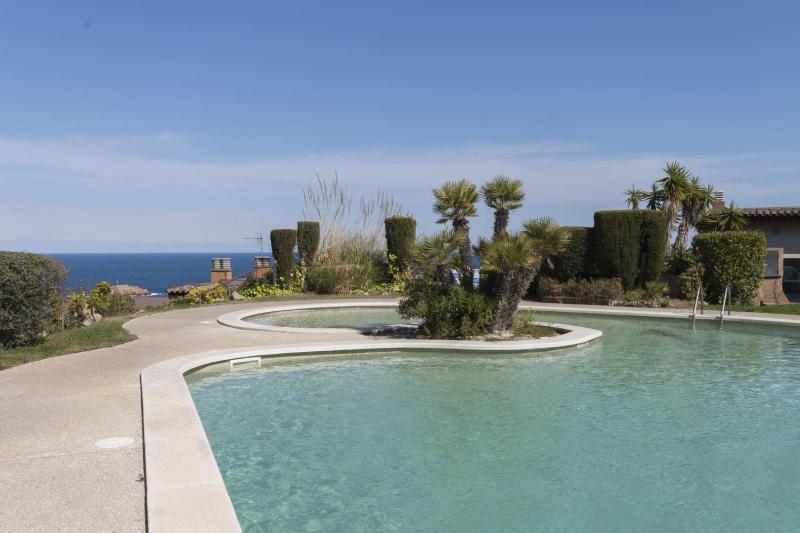 LETS HOLIDAYS Pool and sea views apartment with 1 parking space - image 30