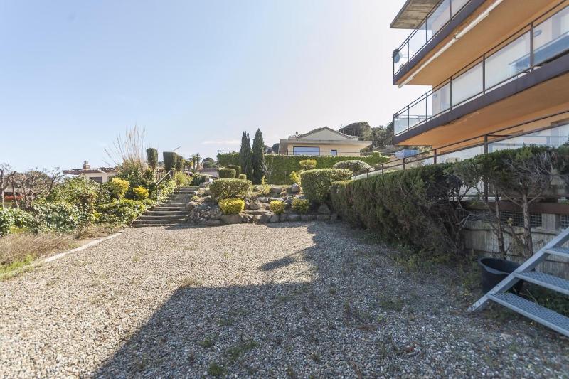 LETS HOLIDAYS Pool and sea views apartment with 1 parking space - image 12