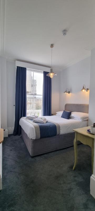 Standard Double Room image 3