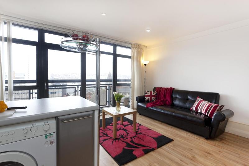 One-Bedroom Apartment with Balcony - Lace Market Annex image 4