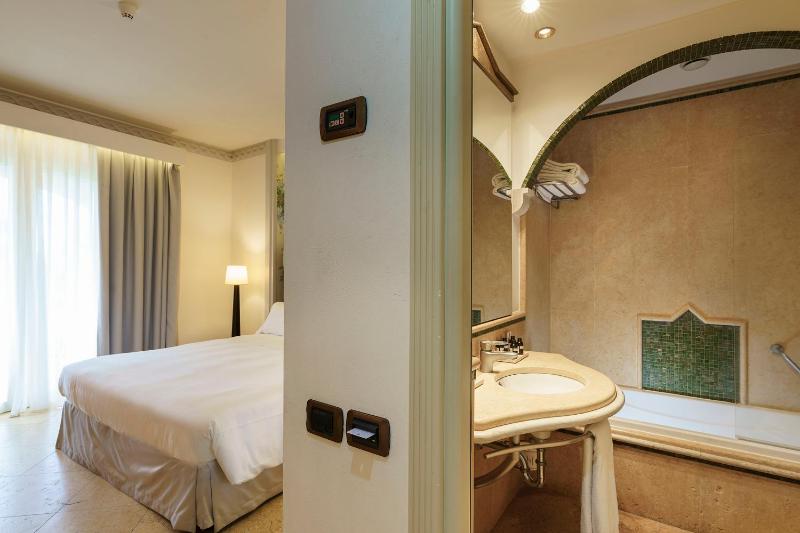 Deluxe Double or Twin Room with Terrace image 4