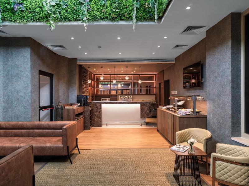 Suite City View with Business Lounge Access image 2