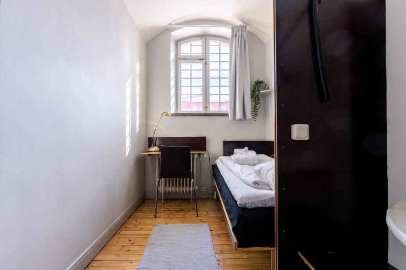 Single Room with Shared Bathroom image 3