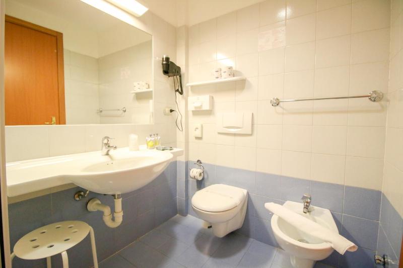 Quadruple Room image 4
