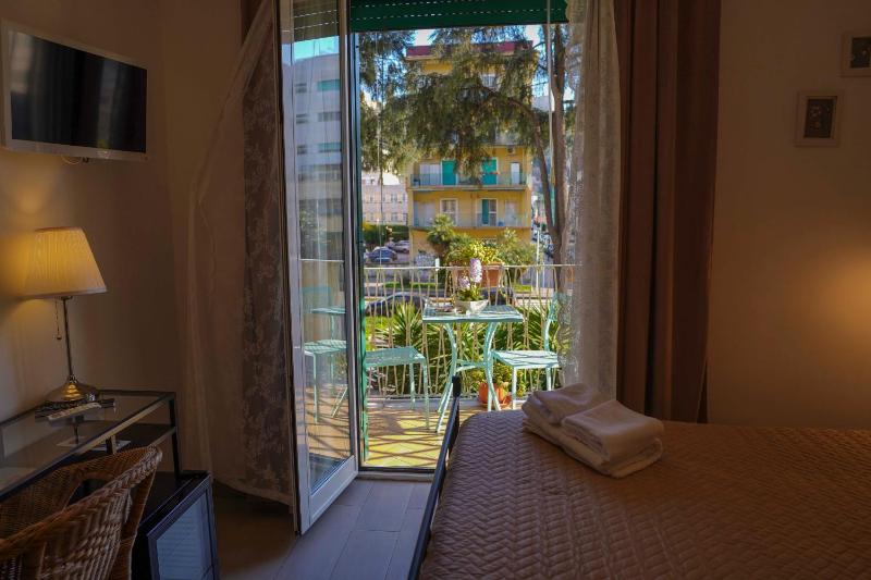 Double Room with Balcony image 4