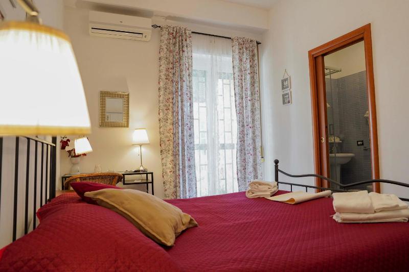 Double Room with Balcony image 2