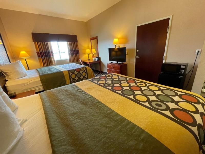 Queen Room with Two Queen Beds - Non-Smoking image 3