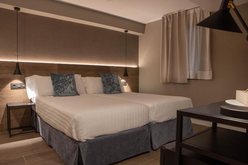 Double Room for Single Use image 4
