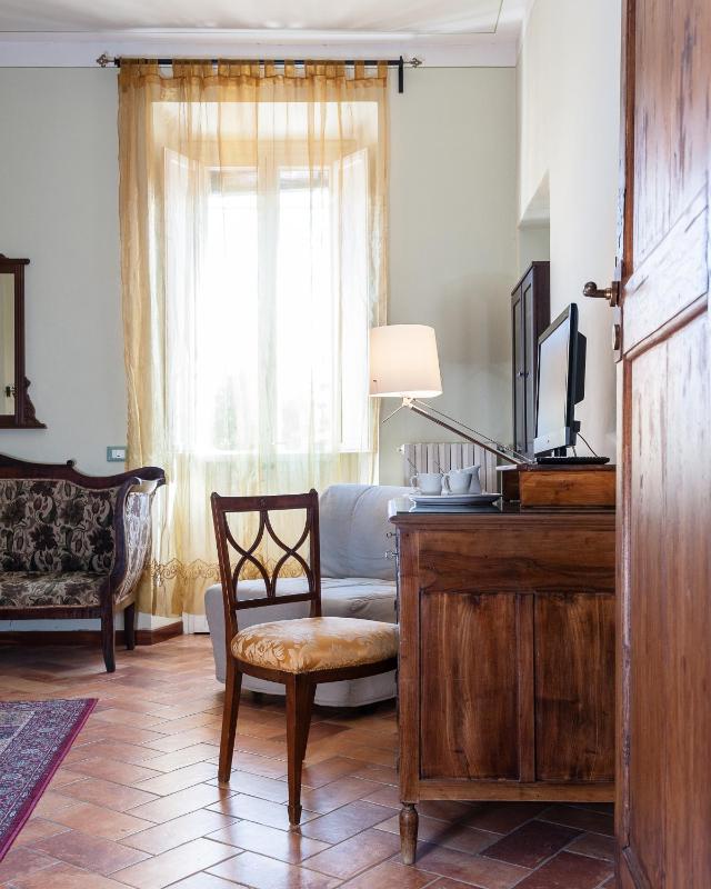 One-Bedroom Apartment image 4