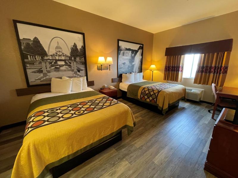 Queen Room with Two Queen Beds and Roll-In Shower - Mobility Accessible/Non-Smoking image 1