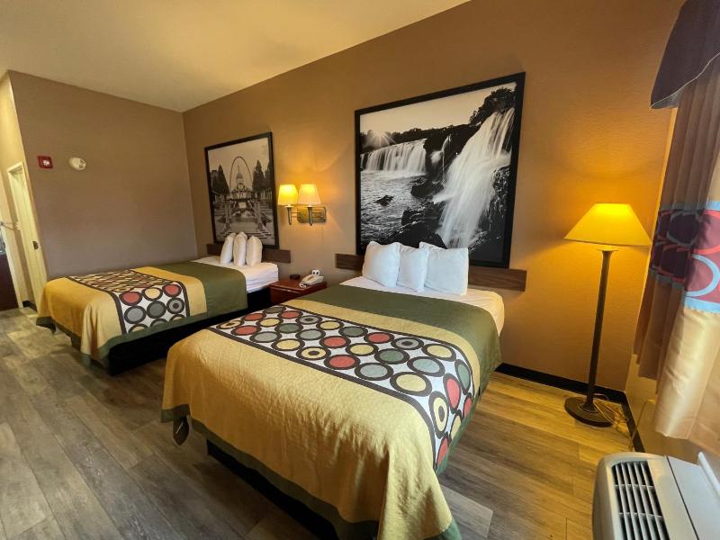 Queen Room with Two Queen Beds and Roll-In Shower - Mobility Accessible/Non-Smoking image 3