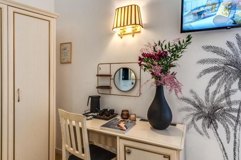 Standard King Room image 4