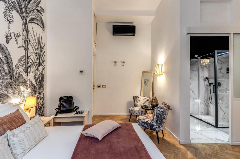 Standard King Room image 3