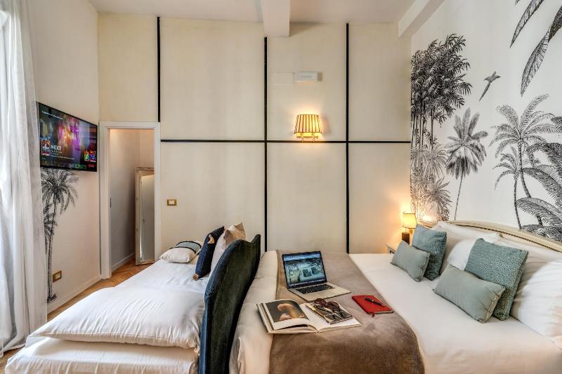 Deluxe King Room image 3