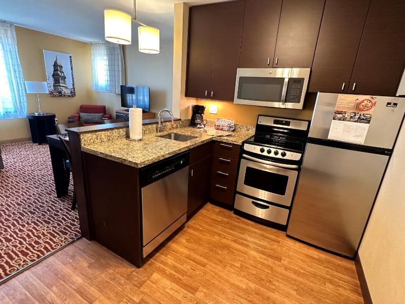 Two-Bedroom Suite with City View image 4