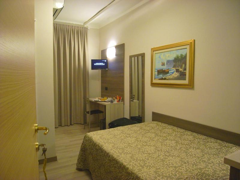 Single Room image 4