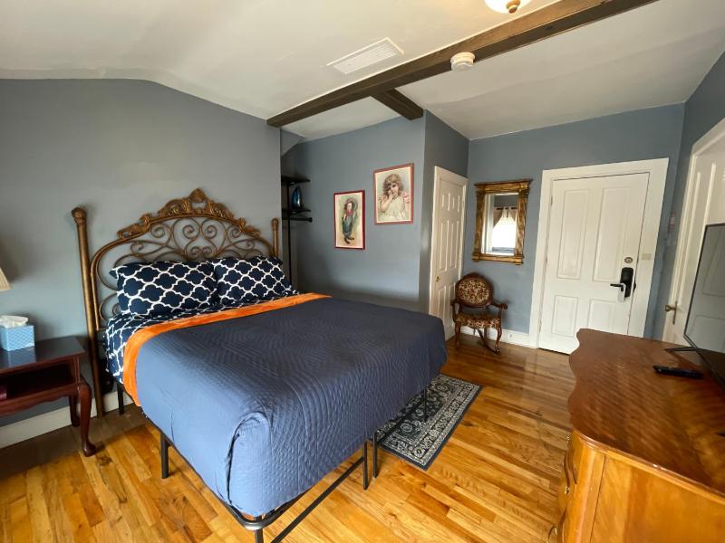 The Holiday Chalet Victorian - image 37