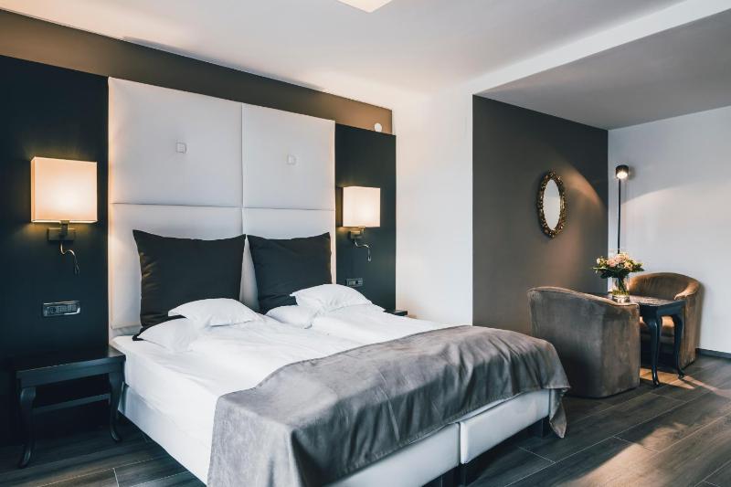 Double Room image 3