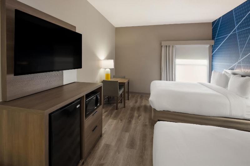 Queen Room with Two Queen Beds - Accessible/Non Smoking image 4
