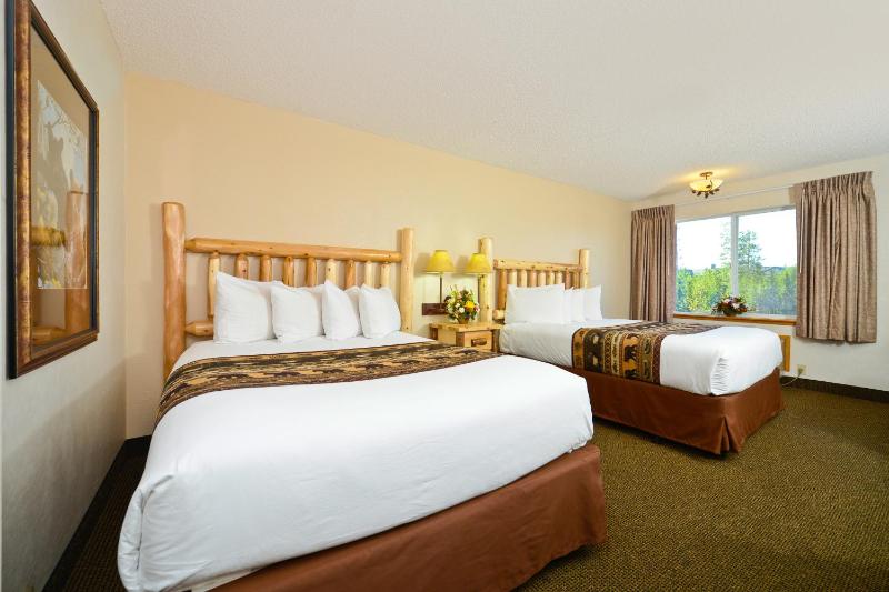 Queen Room with Two Queen Beds image 3