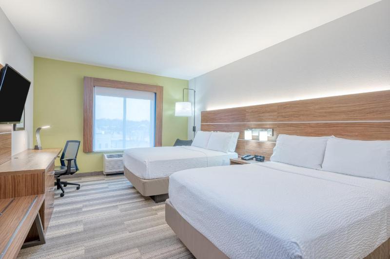 Queen Room with Two Queen Beds - Hearing Accessible/Non-Smoking image 4