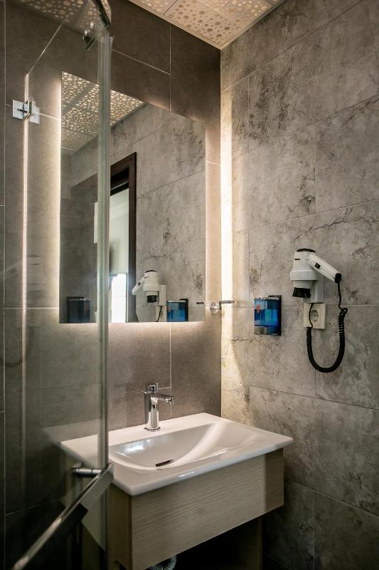 Double Room with Balcony image 3