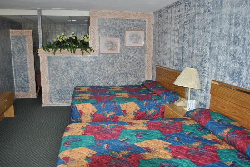 Queen Room with Two Queen Beds image 2