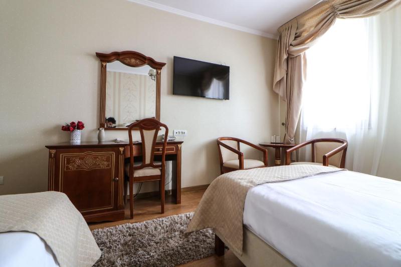 Twin Room image 4