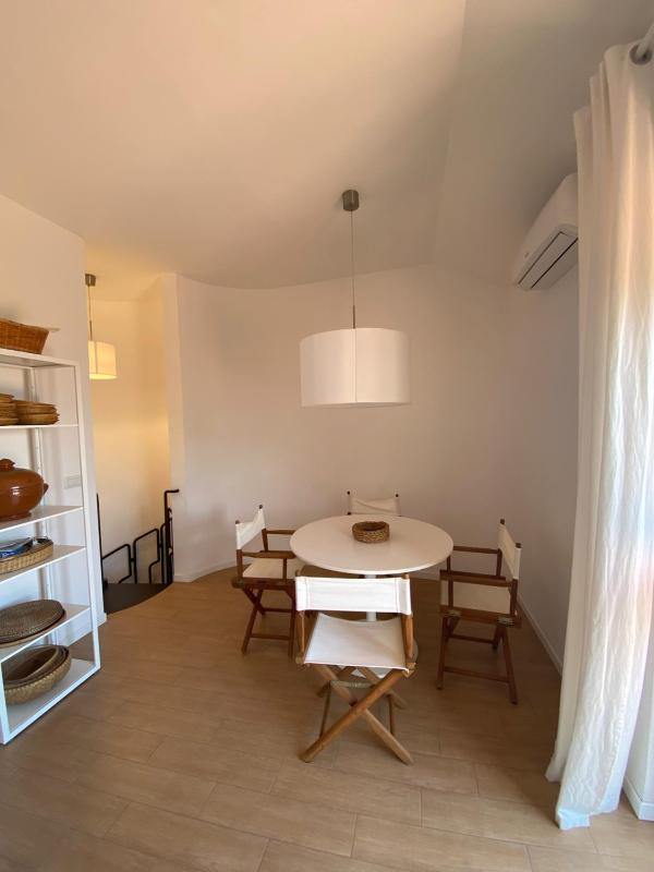 One-Bedroom Apartment image 4