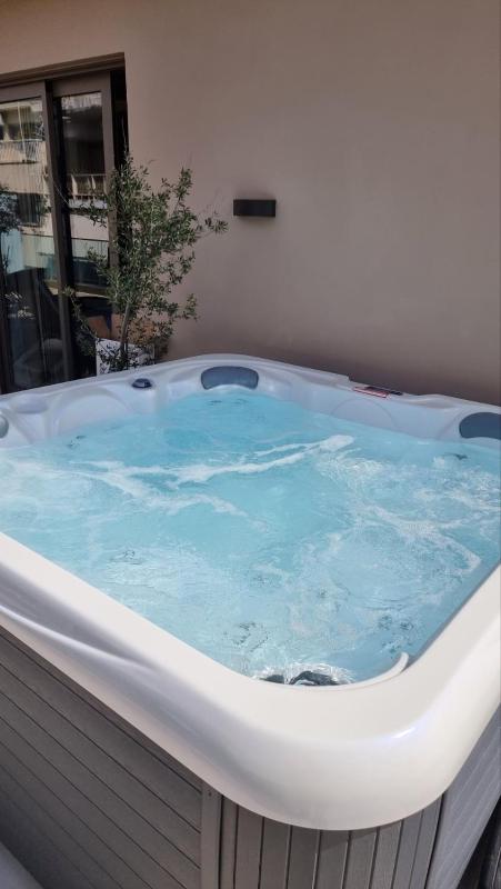 Suite with Hot Tub image 3