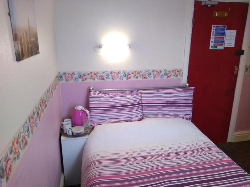 Standard Double Room image 4